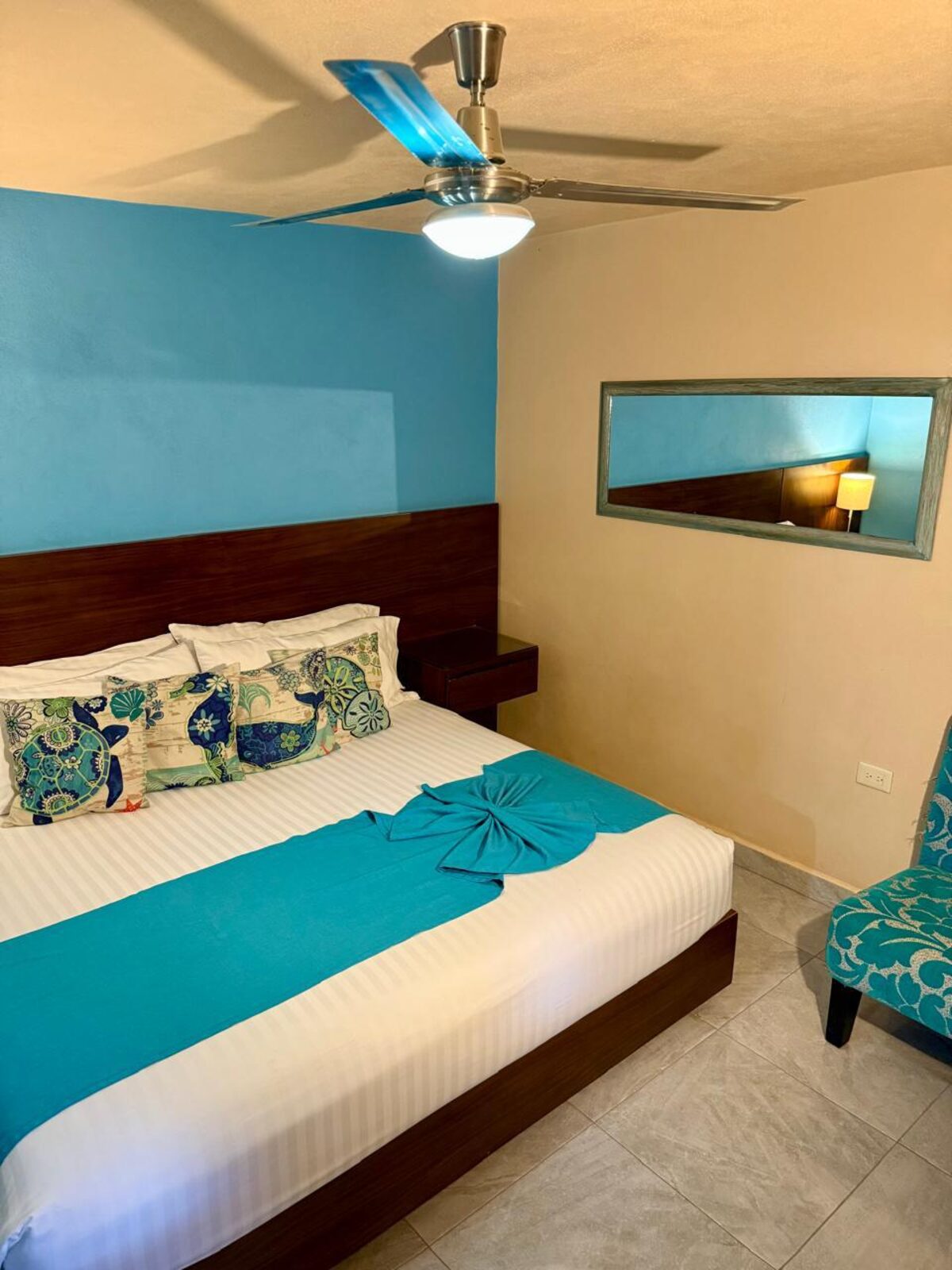 Habitación de Hotel Agua Azul con acabados en tonos azul turquesa, Sayulita