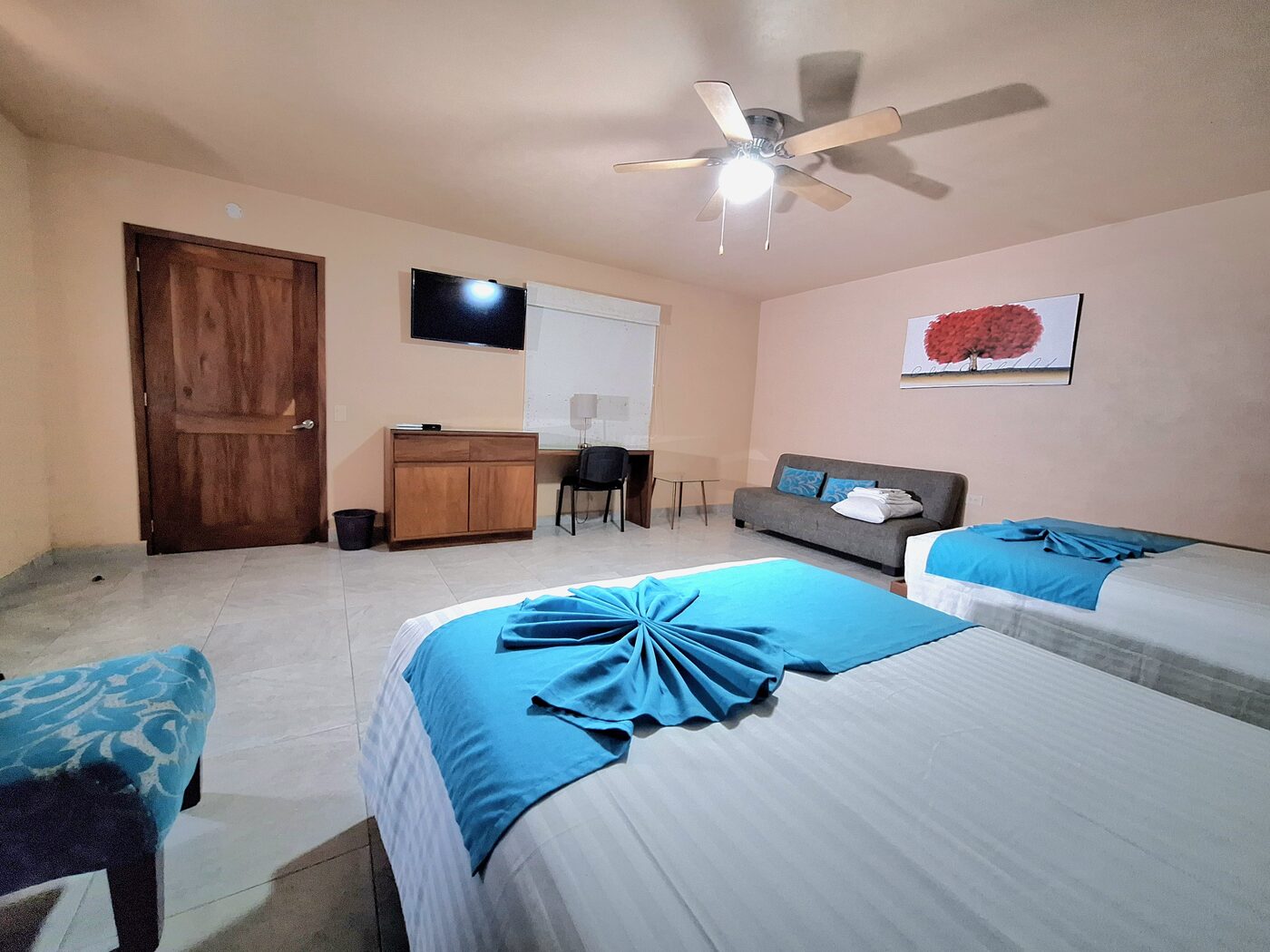 Habitación con sofá y dos camas