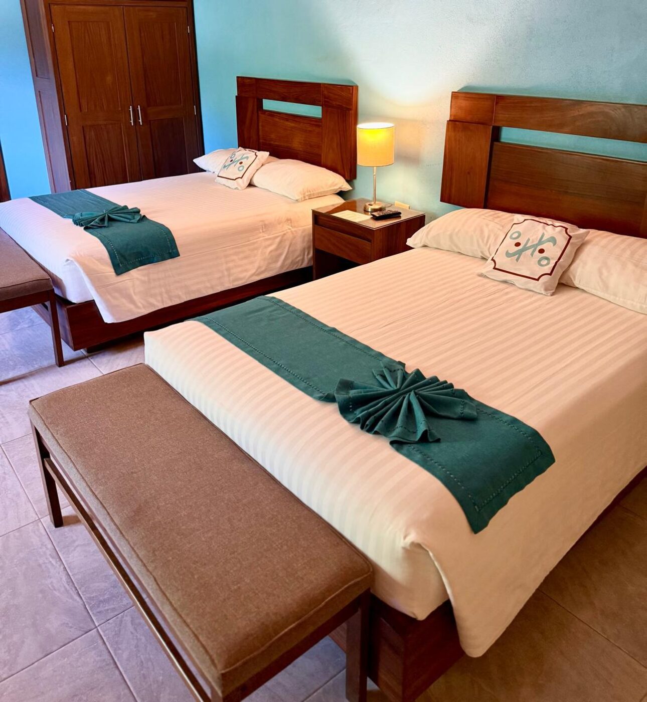 Detalle de habitación con ropa de cama en tonos azules