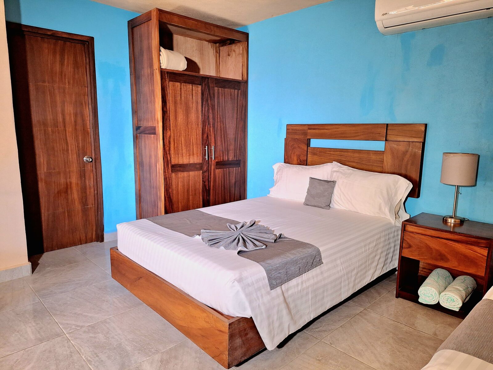 Habitación King de Hotel Agua Azul con cama matrimonial grande